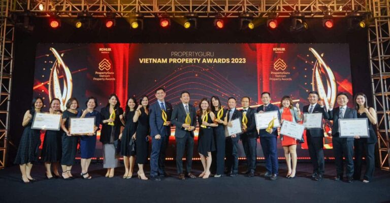 Đại diện CLD nhận giải thưởng Nhà phát triển bất động sản xuất sắc, tại giải thưởng bất động sản Việt Nam PropertyGuru 2023.